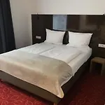 Bed & Rooms, 3*